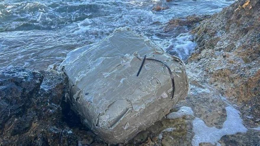 Aparece un fardo de hachís de 48 kilos en una cala de Ibiza