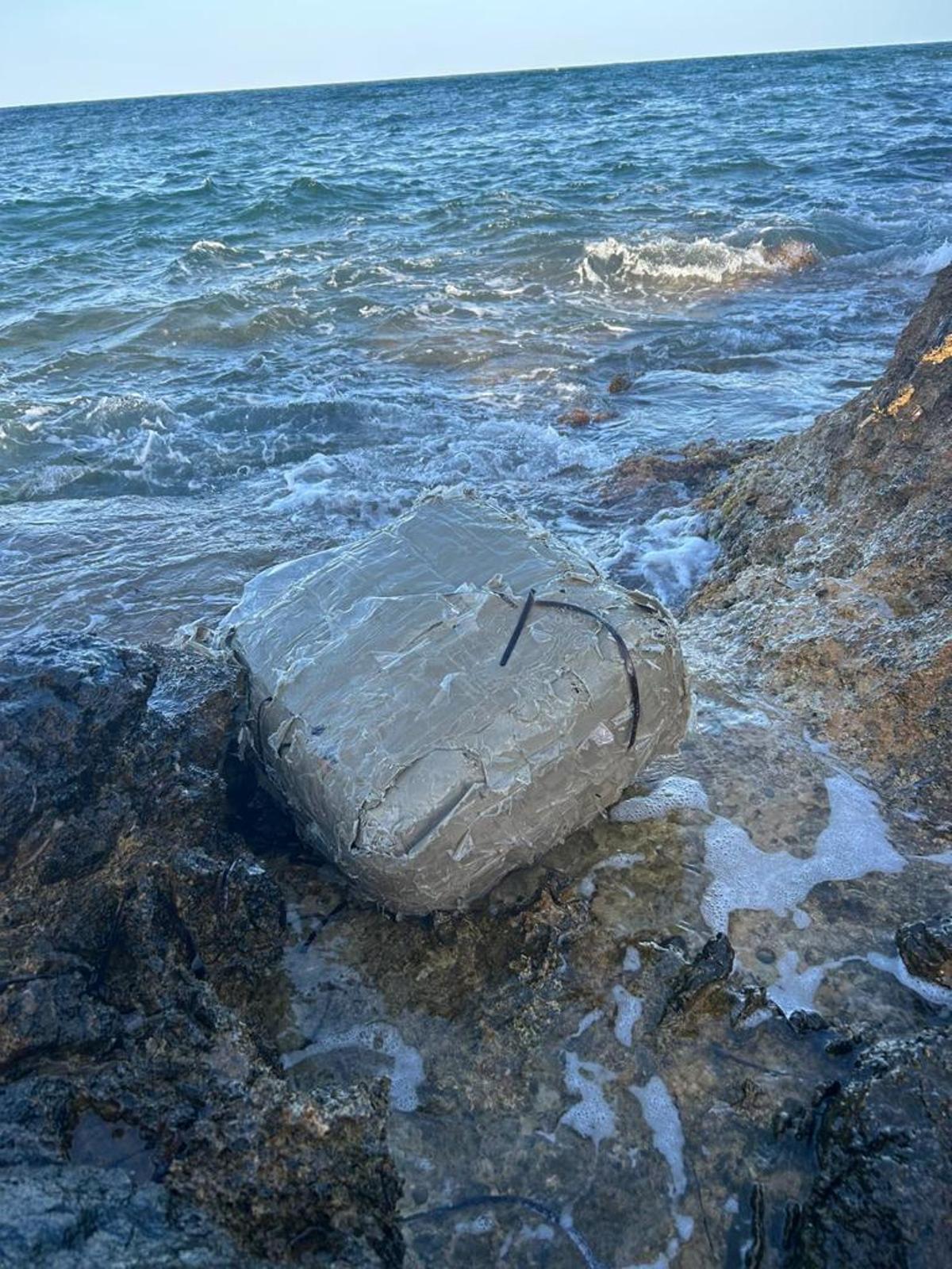 Imagen del fardo de droga que llegó a la costa de Santa Eulària.