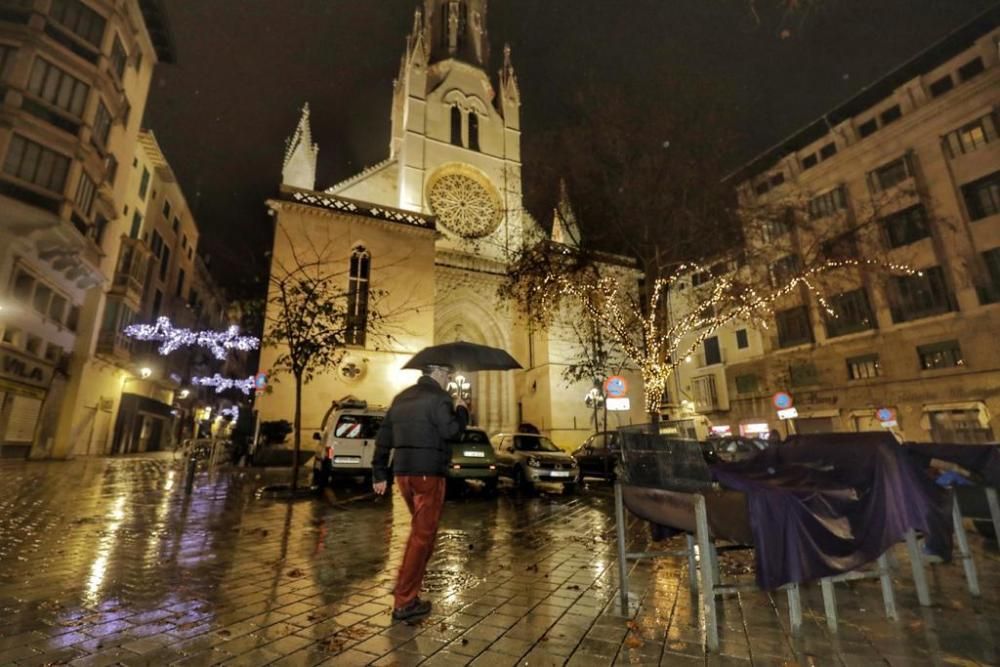 Se enciende una revetla de Sant Sebastià aguada por la tormenta Gloria