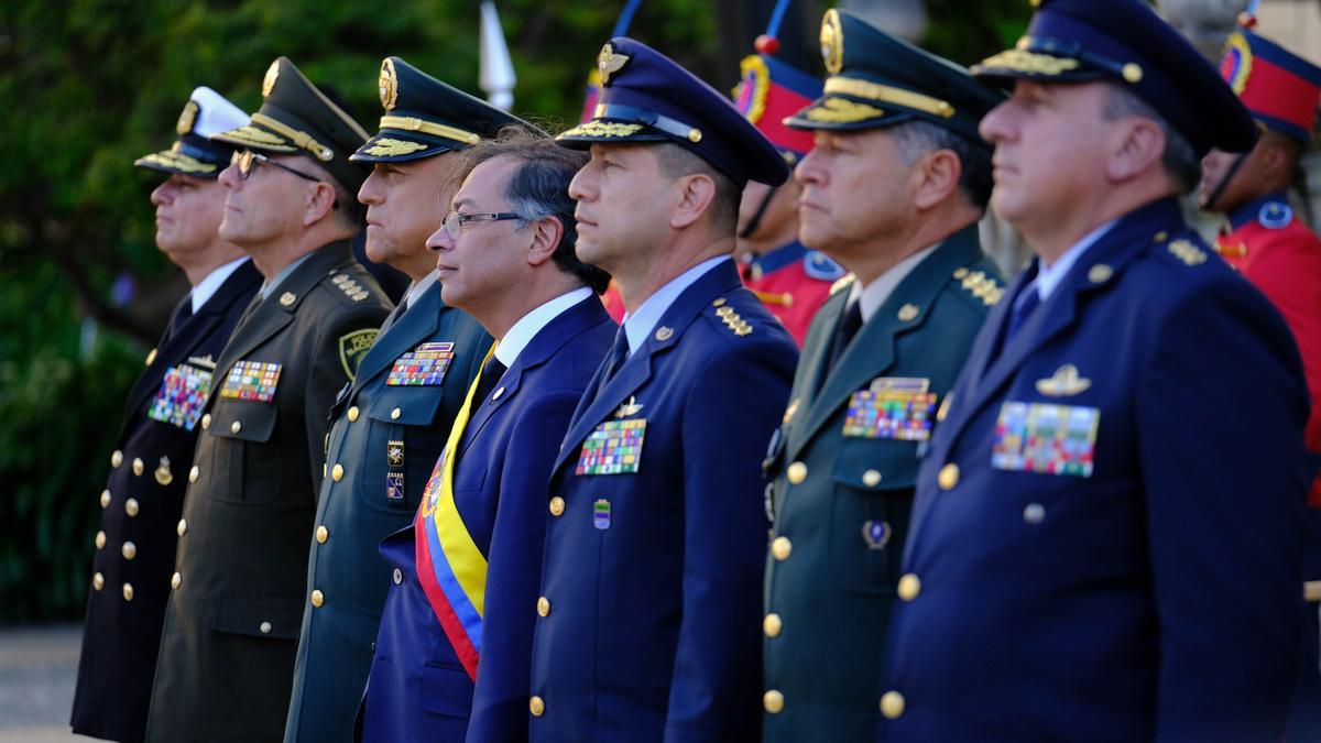 Fuerzas Militares rinden honores al presidente Gustavo Petro