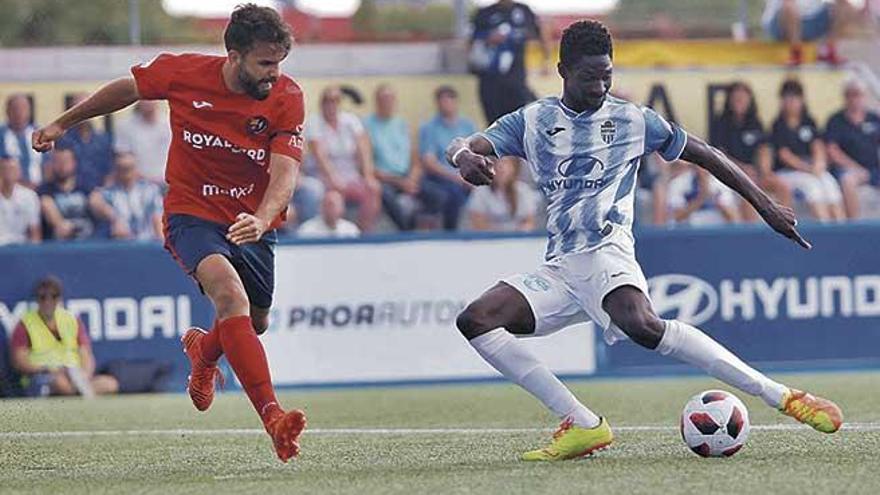 Nuha remata en la jugada del gol del Atlético Baleares en el minuto 52.