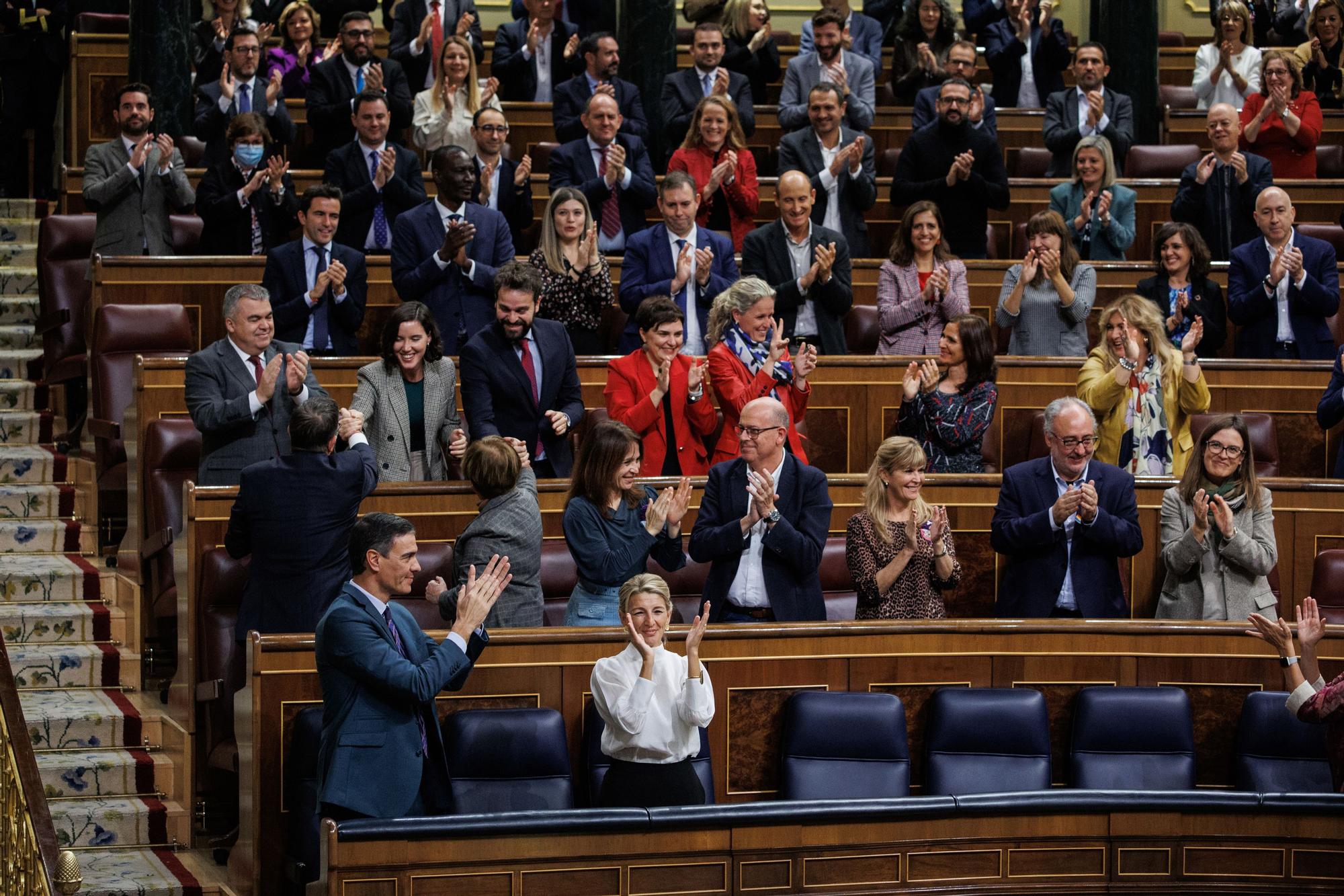 Los diputados aplauden en el congreso tras la aprobación de los PGE2023 en una sesión plenaria en el Congreso de los Diputados, a 24 de noviembre de 2022, en Madrid (España). Los Presupuestos Generales del Estado (PGE) para 2023 llegaron al Pleno del Cong