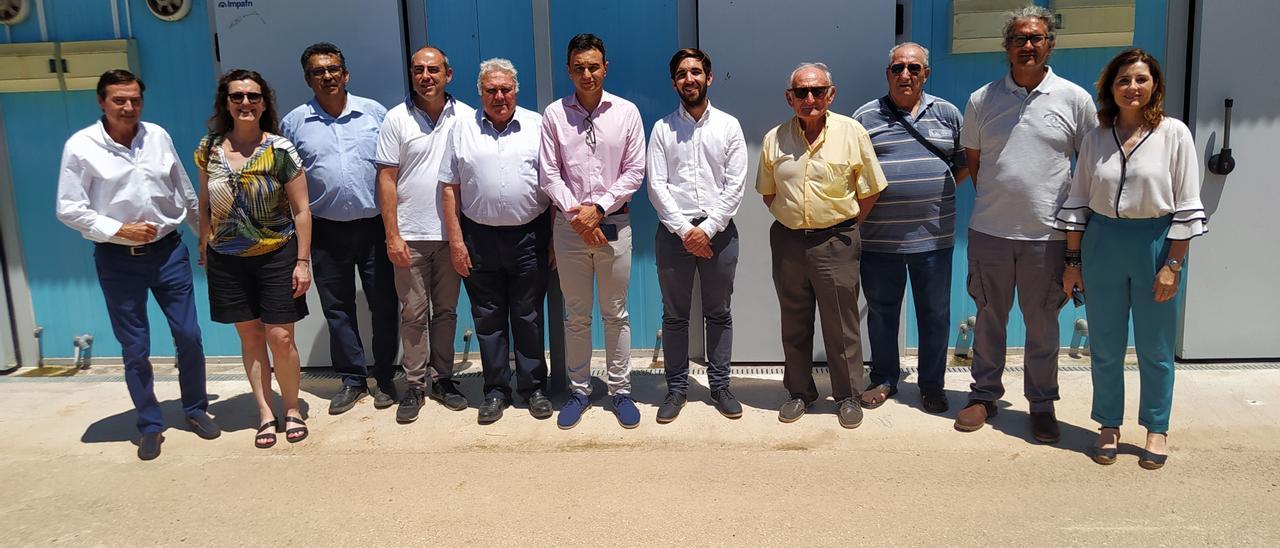 Navarro, Quintana, ,Pérez junto a representantes del Sindicato de Riesgos y la Cooperativa San Isidro de Castelló, frente al insectario