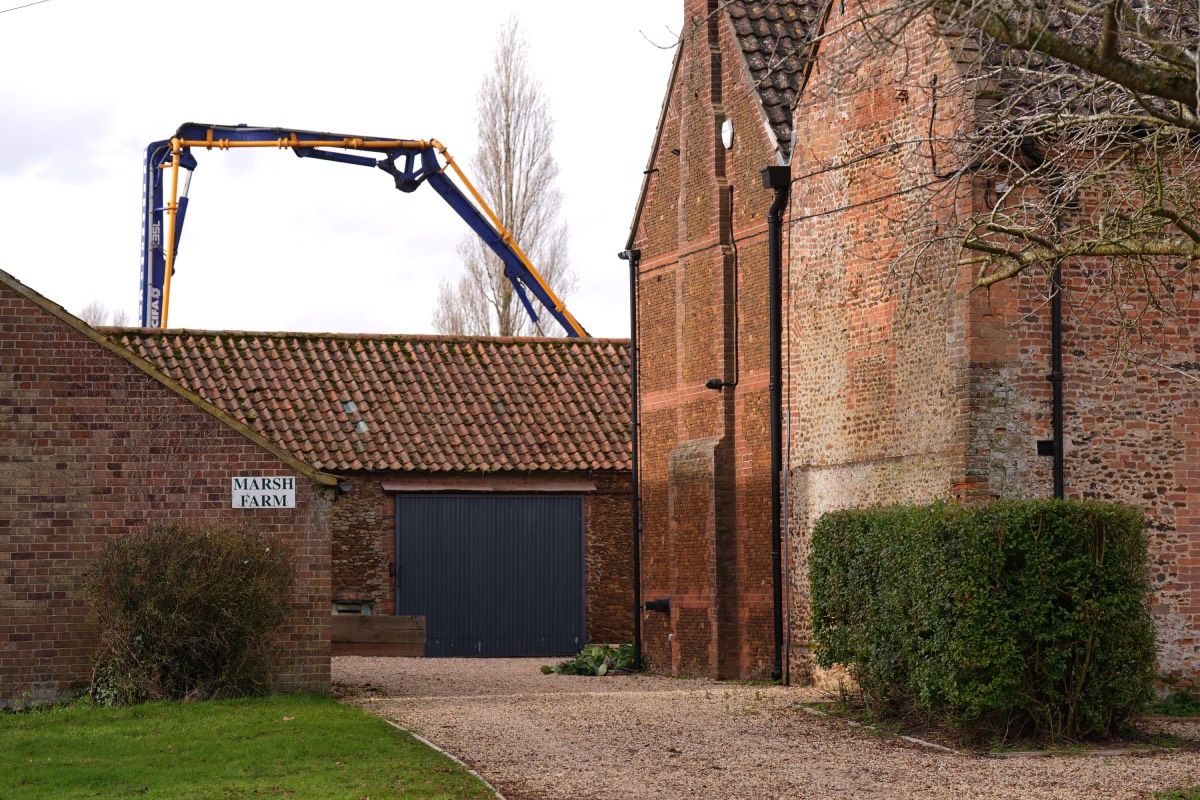 Entramos en la casa del Principe Andrés (66 años) en Sandringham: es una granja en ruinas, tiene 5 habitaciones y cámaras de seguridad