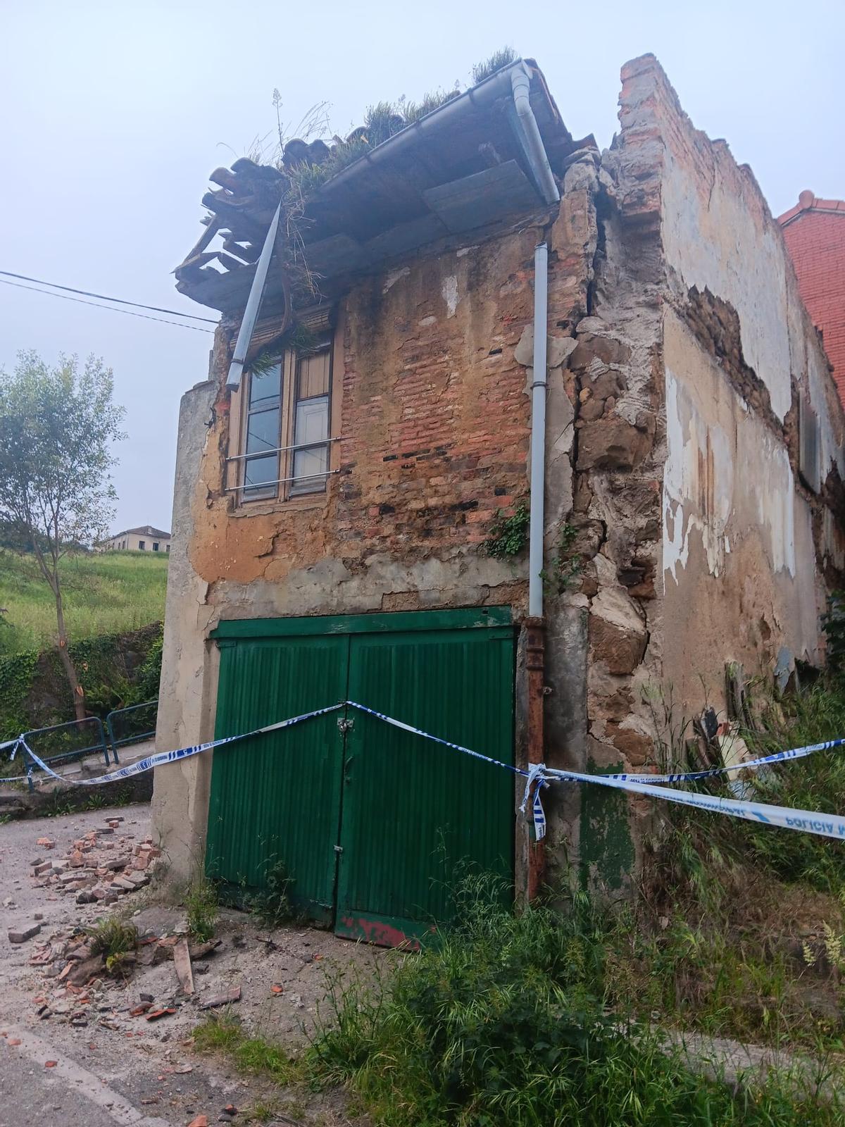 Una casa acordonada tras el desprendimiento de cascotes.