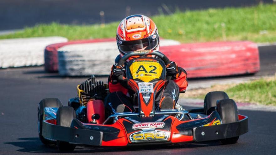 Un joven piloto en un día de clases teóricas y prácticas de la II Edición de la Escuelita de Karting.