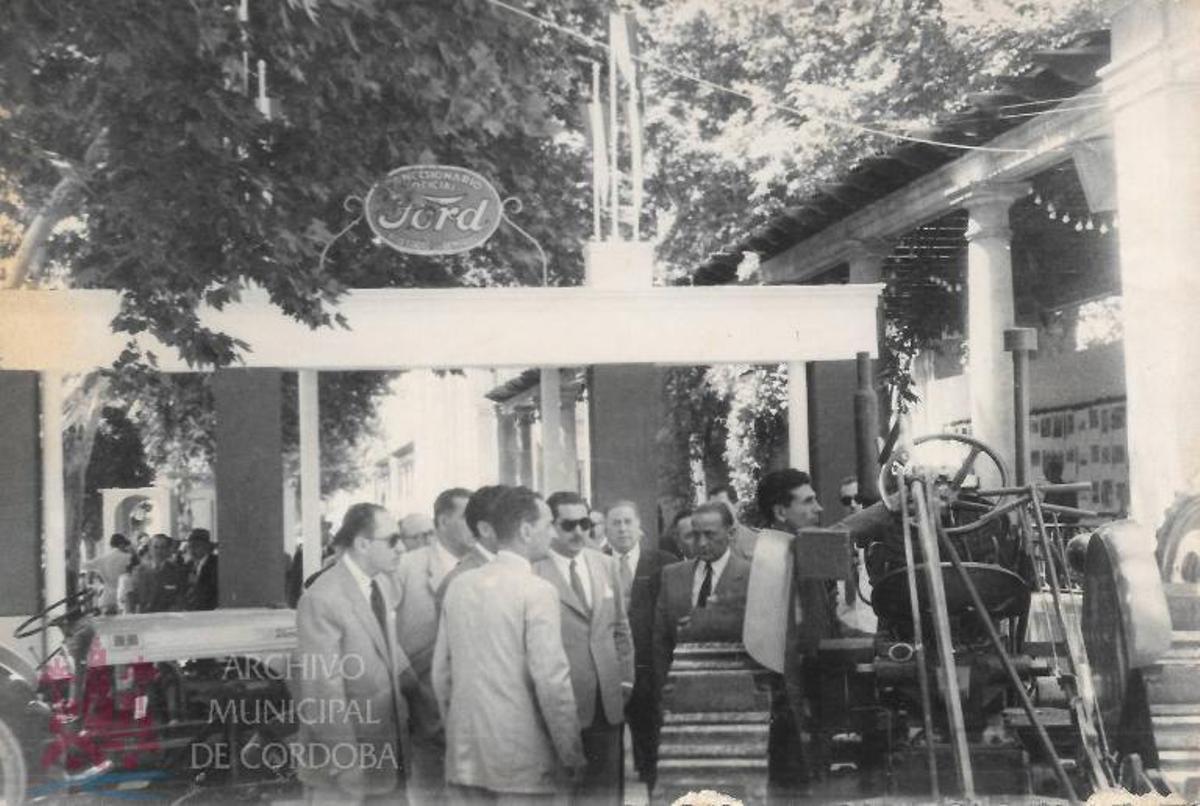 Una exposición de coches en la Pérgola.