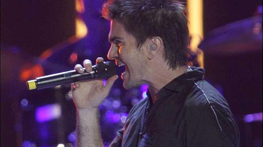 El colombiano Juanes, durante su actuación en la gala de los Premios Principales 2007.E