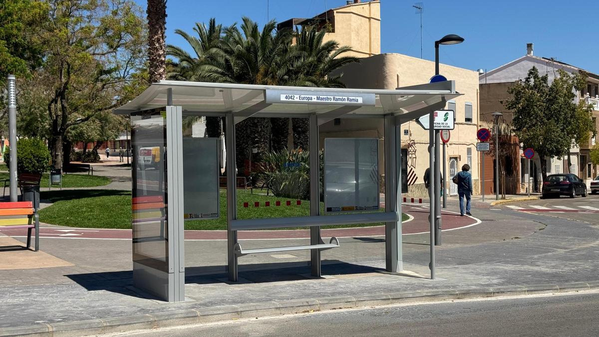 Una de las nuevas paradas del autobús municipal de Paterna.