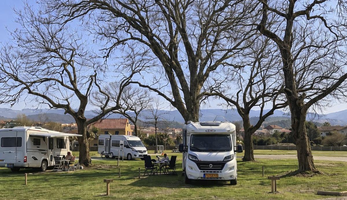 Autocaravanistas disfrutan del Ledicia Camper Park en sus primeros días de actividad.
