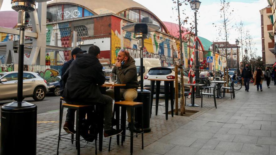 Varias mesas en una terraza del distrito de La Latina en Madrid.