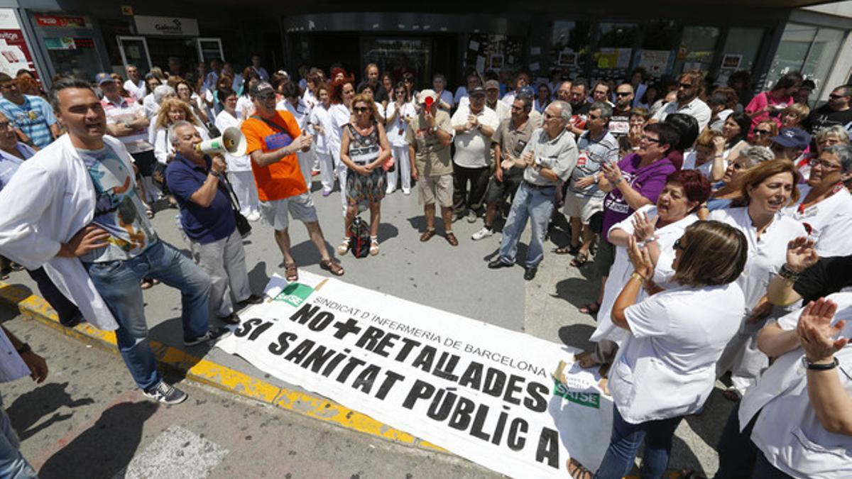 Protesta contra el cierre de camas, el pasado verano en el Hospital de Bellvitge.