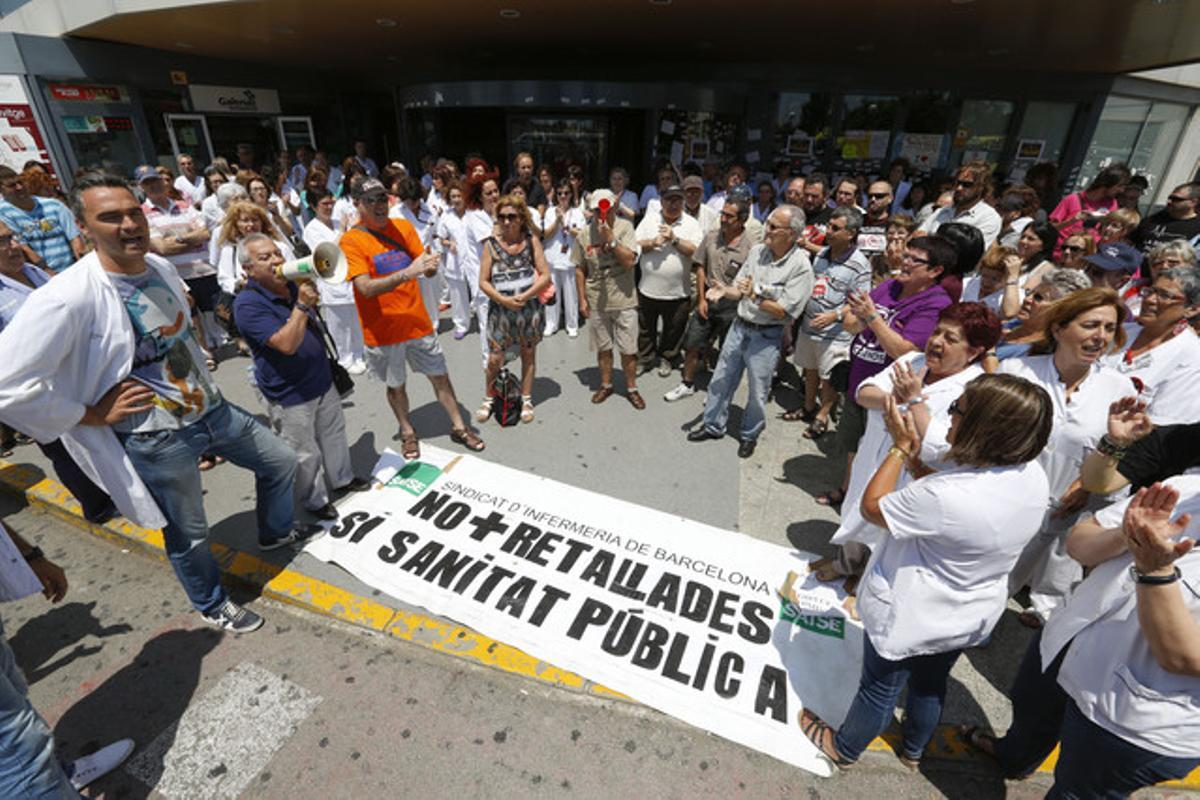 Protesta contra el cierre de camas, el pasado verano en el Hospital de Bellvitge.