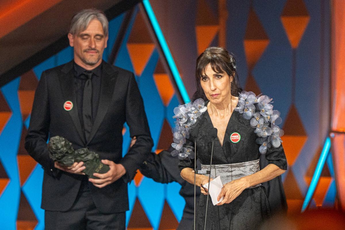 La directora Eva Libertad recoge el Goya a Mejor Dirección Novel por 'Sorda' en la 40º edición de los Premios Goya.