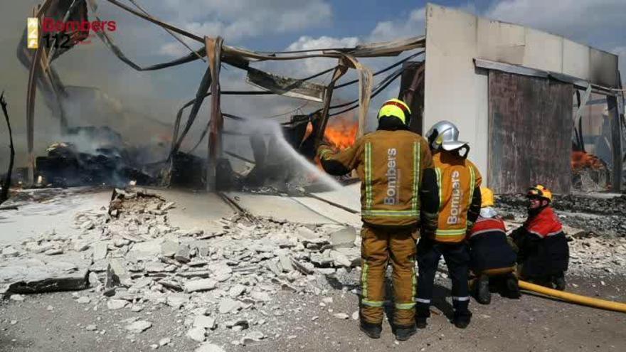 Los bomberos se movilizan para sofocar las llamas en una fábrica de maderas de Orihuela