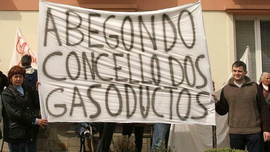 Protesta de vecinos contra la instalación de redes de gas, en 2005, ante el Concello abegondés.