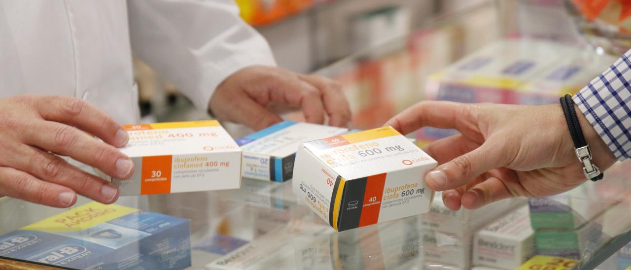 Un cliente compra medicamentos en una farmacia