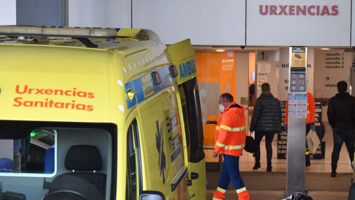Una ambulancia en la puerta del Servicio de Urgencias del Hospital Universitario de A Coruña. |   // VÍCTOR ECHAVE