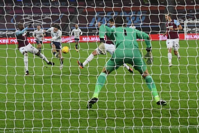 El centrocampista inglés del Aston Villa Jack Grealish (3L) dispara para marcar su primer gol pasado el portero polaco del West Ham United, Lukasz Fabianski (R) durante el partido de fútbol de la Premier League inglesa entre West Ham United y Aston V