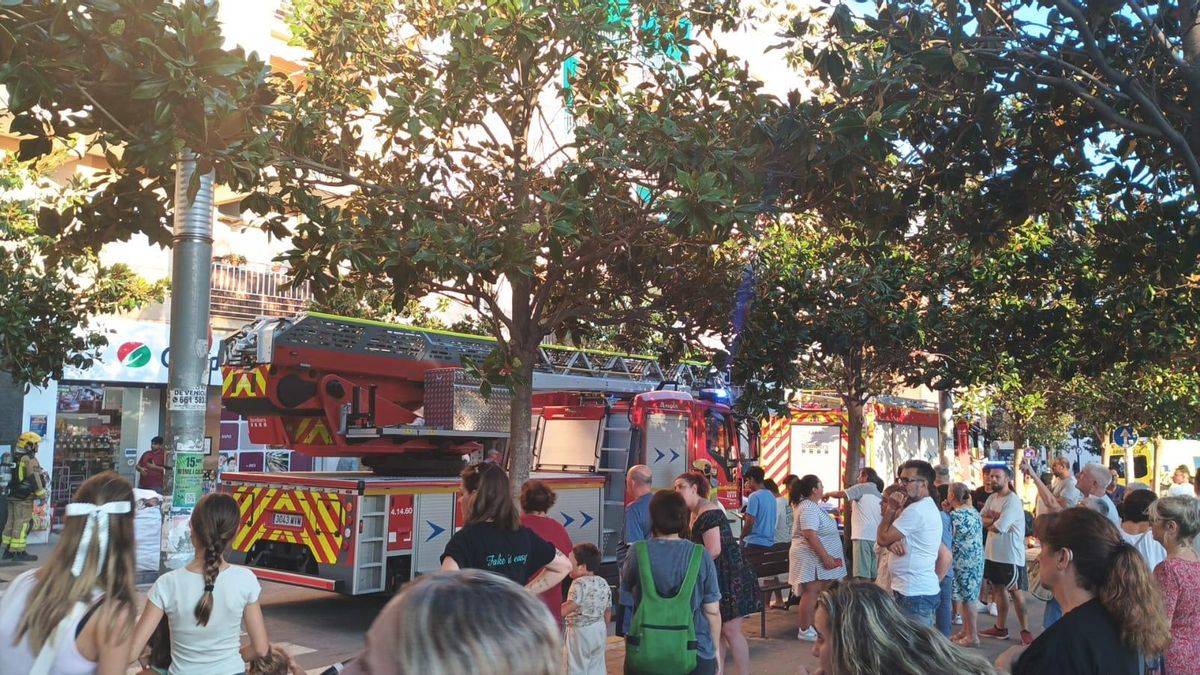Un incendio en un ascensor afecta a un bloque de pisos en el centro de Ripollet