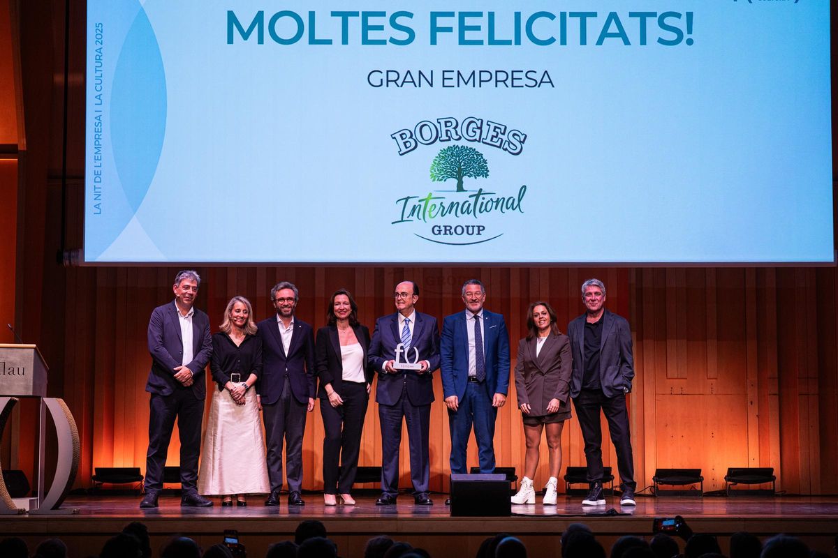 El presidente de Fundació Catalunya Cultura, Eloi Planes; la directora, Maite Esteve; y el presidente del jurado, Aitor Moll, con el resto del jurado y premiados El presidente de Fundació Catalunya Cultura, Eloi Planes; la directora, Maite Esteve; y el presidente del jurado, Aitor Moll, con el resto del jurado y premiados