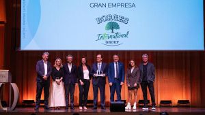 El presidente de Fundació Catalunya Cultura, Eloi Planes; la directora, Maite Esteve; y el presidente del jurado, Aitor Moll, con el resto del jurado y premiados