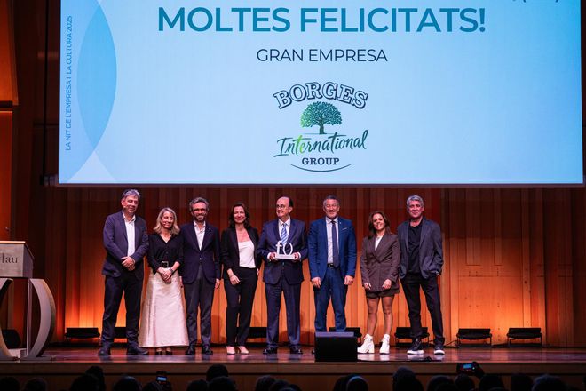 El presidente de Fundació Catalunya Cultura, Eloi Planes; la directora, Maite Esteve; y el presidente del jurado, Aitor Moll, con el resto del jurado y premiados
