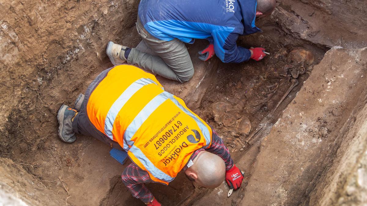 Las exhumaciones en el cementerio de Alicante localizan los primeros restos de víctimas de la represión franquista