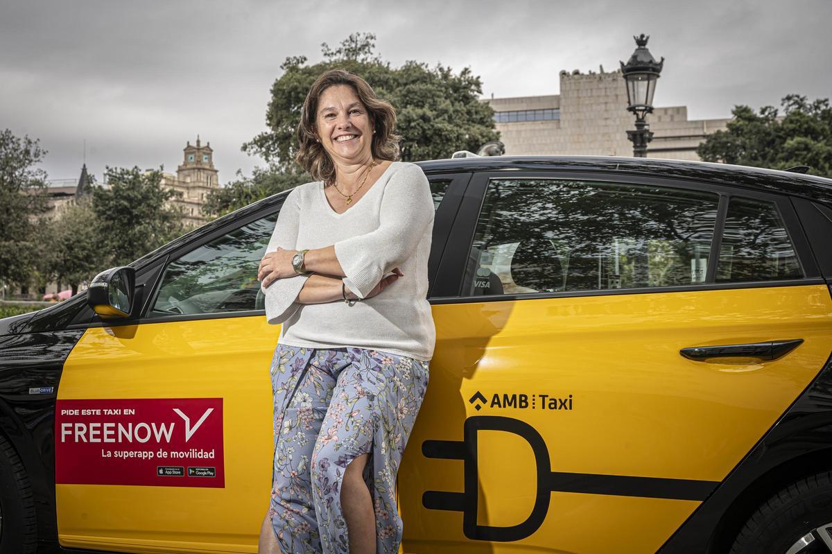 Isabel García Frontera, junto a un taxi aparcado en una de las paradas de plaza de Catalunya, donde Free Now tiene su sede en Barcelona