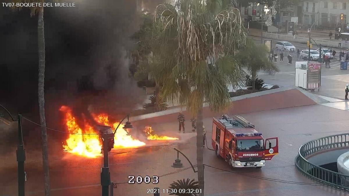 Incendio del vehículo en la plaza de la Marina