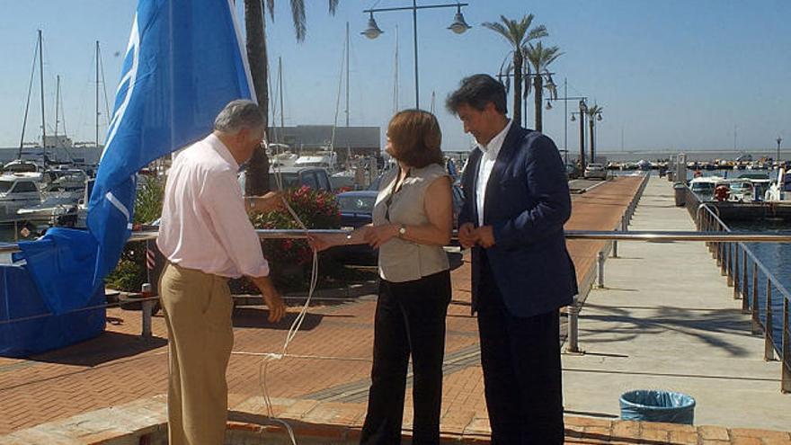 Izada. La delegada de Obras Públicas, Josefa López, durante la izada de la bandera.