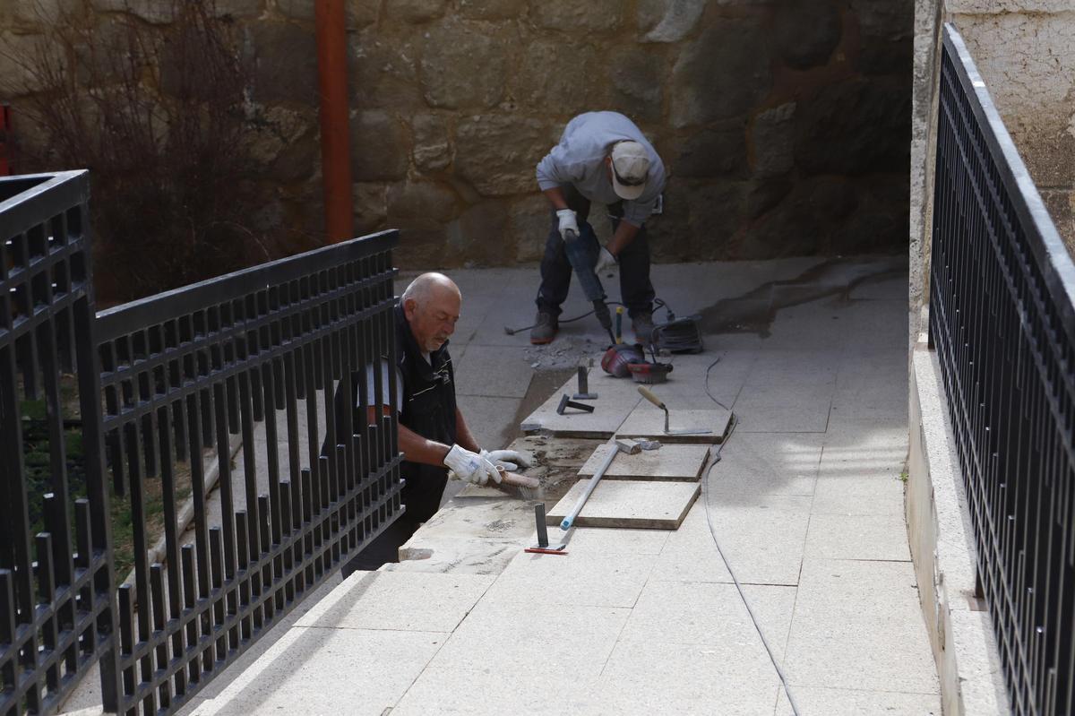 Miembros de la BIR, ejecutando una reparación en el antiguo convento de La Merced.