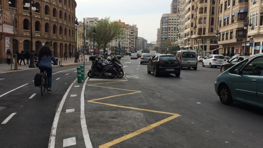 La pequeña parada de taxis suprimida y convertida en zona de carga y descarga.