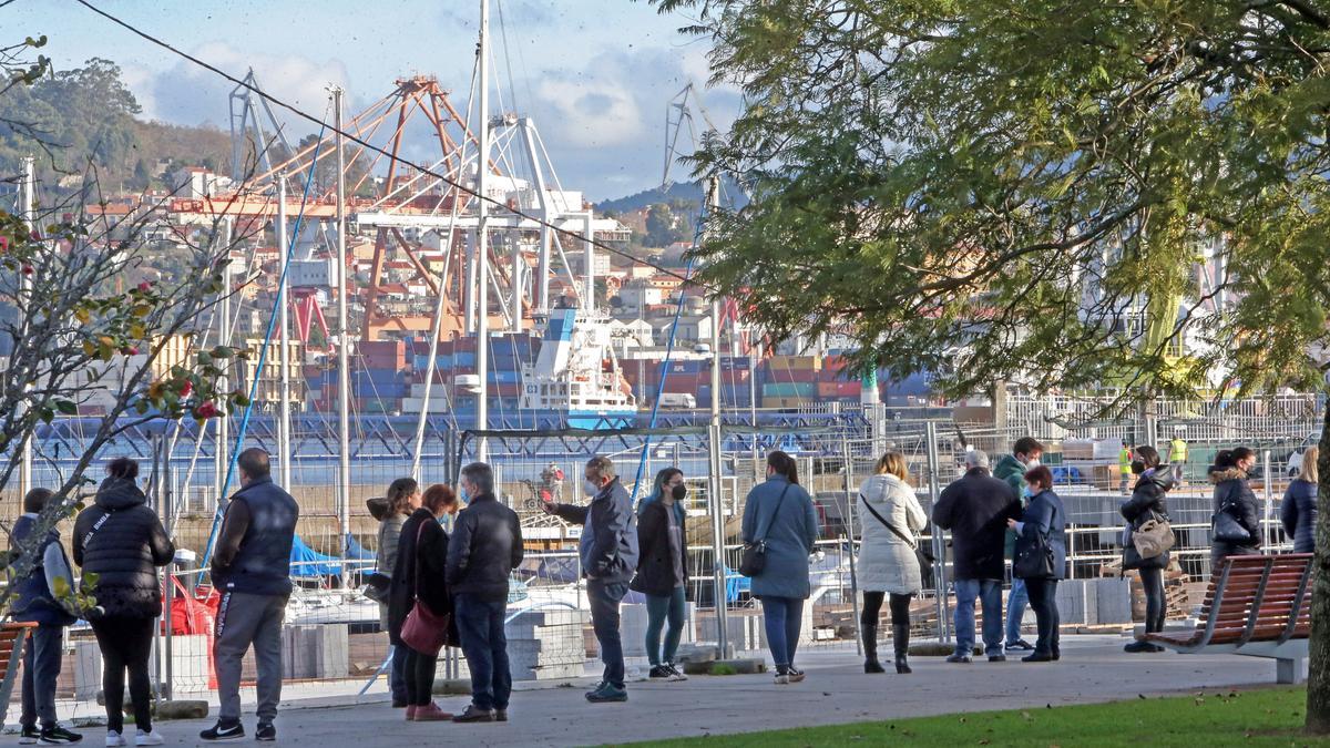 Gente esperando a hacerse una prueba PCR en el Náutico de Vigo este miércoles.