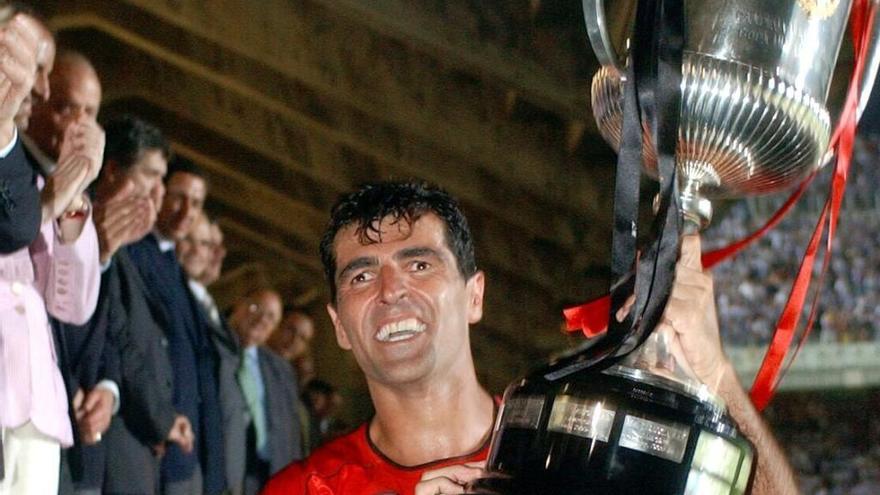 Miquel Ãngel Nadal, uno de los capitanes, con el trofeo.