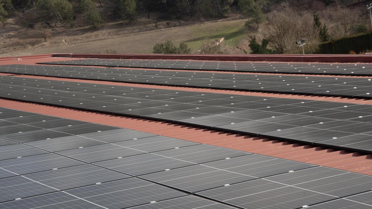 Plaques solars insta·lades a la teulada del pavelló d'Avinyó