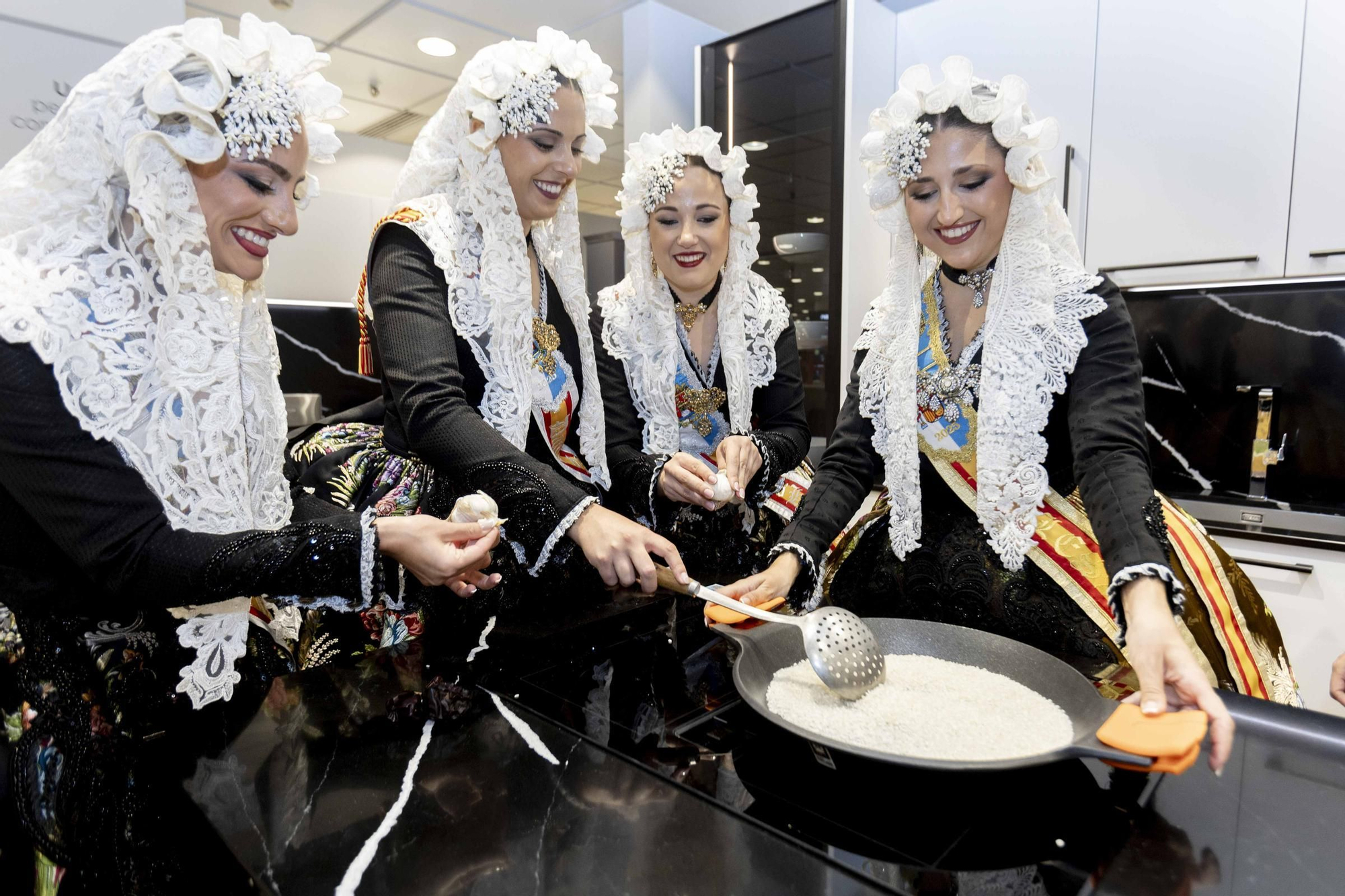 La Bellea del Foc y sus damas de honor cocinan la Fiesta a fuego lento