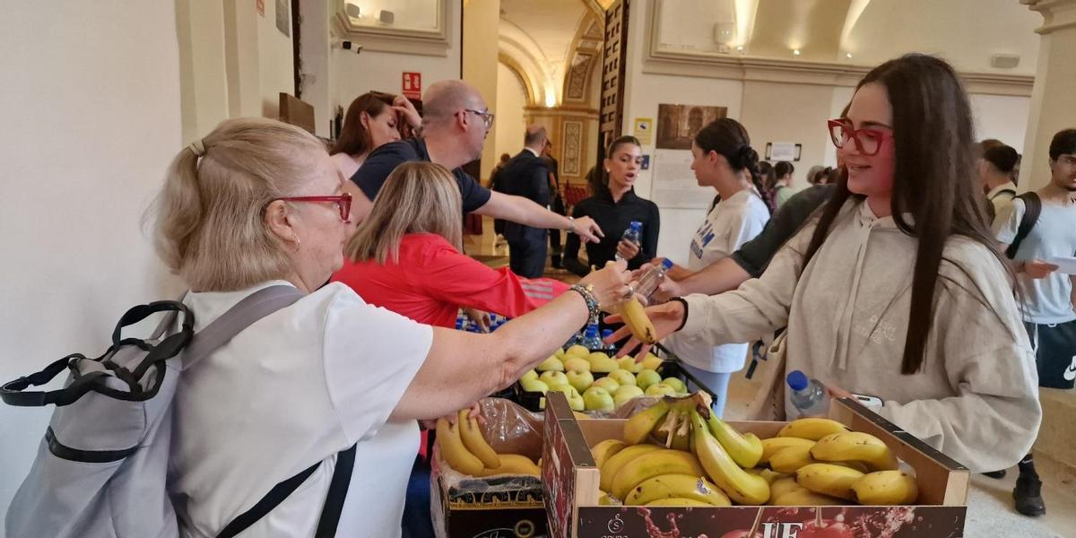 La fruta fue la protagonista del avituallamiento entregado a los participantes en las peregrinaciones organizadas por la UCAM.