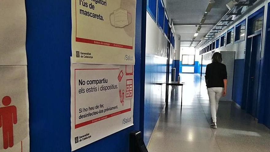 Diversos cartells indiquen les mesures covid a l&#039;institut Peguera de Manresa |