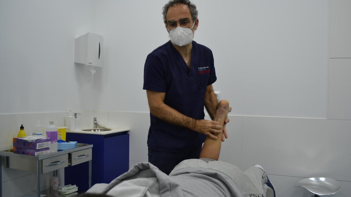 Javier Marín, fisioterapeuta osteópata, en la sala de rehabilitación    de la Policlínica Volta.