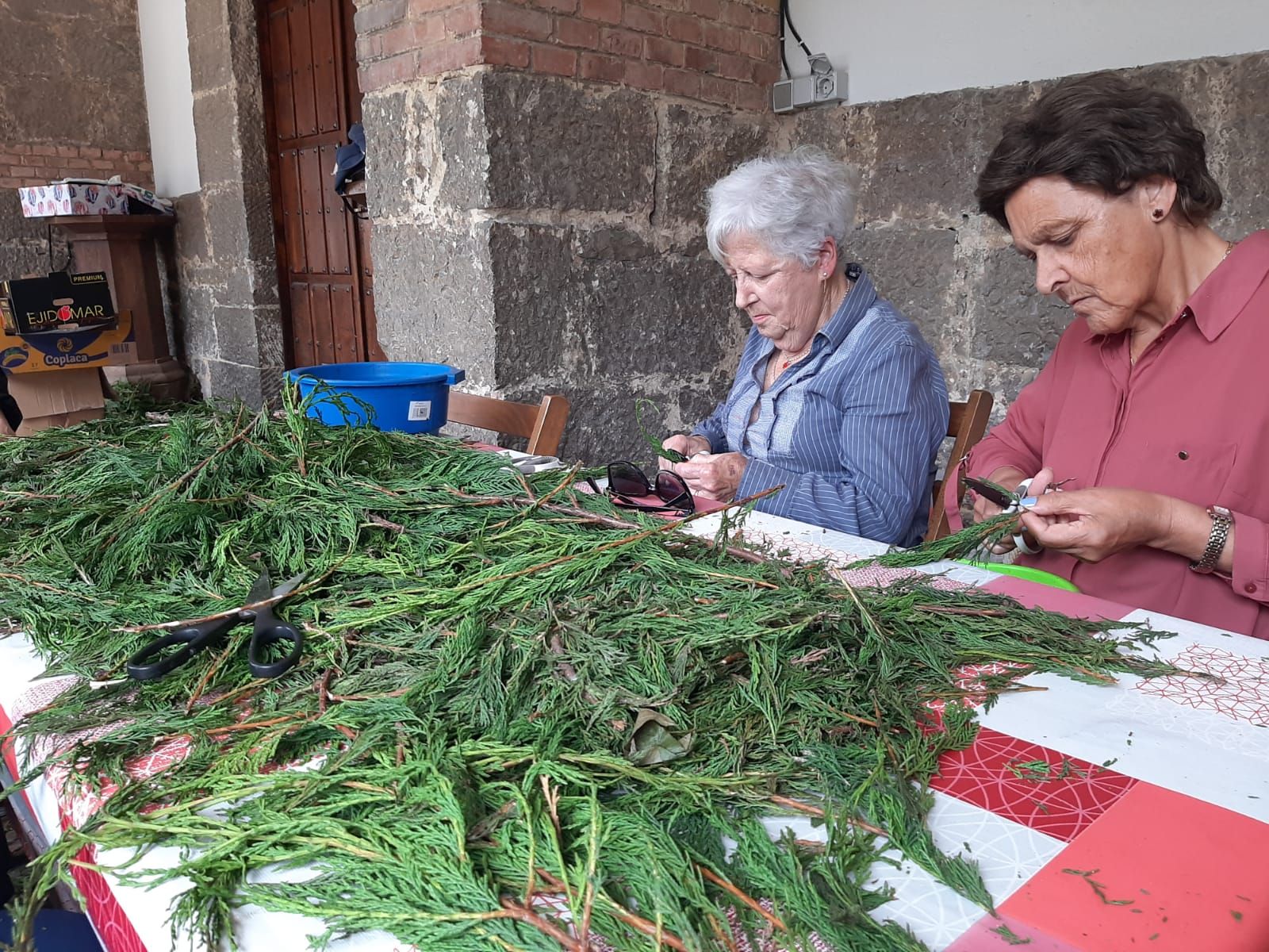 Las mujeres de Lugones preparan el Corpus: así serán las alfombras florales que se mostrarán el domingo