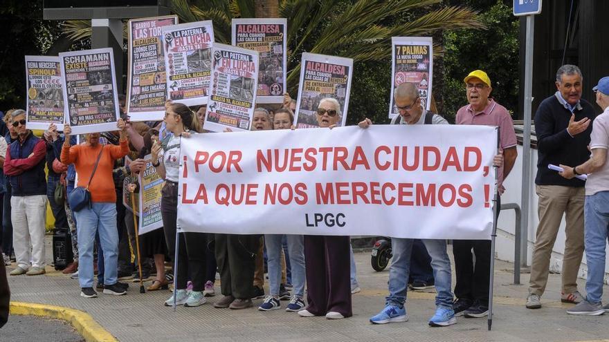 Protesta de asociaciones de vecinos ante el Ayuntamiento de Las Palmas de Gran Canaria