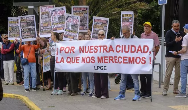 Protesta de asociaciones de vecinos ante el Ayuntamiento de Las Palmas de Gran Canaria