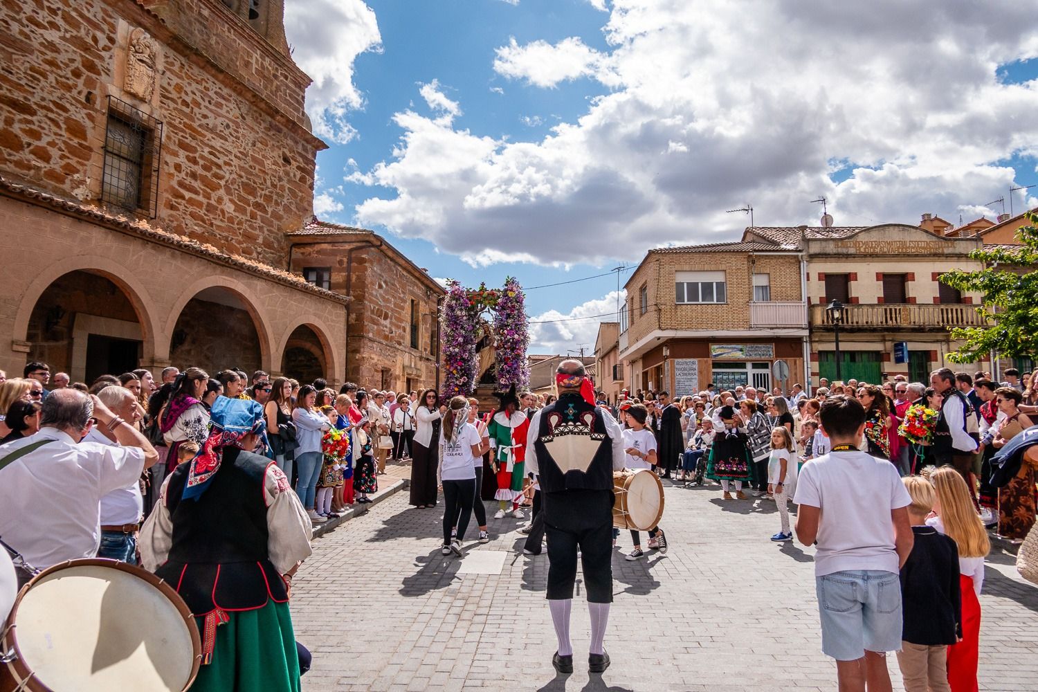 Tábara festeja la Virgen del Camrne más femenina