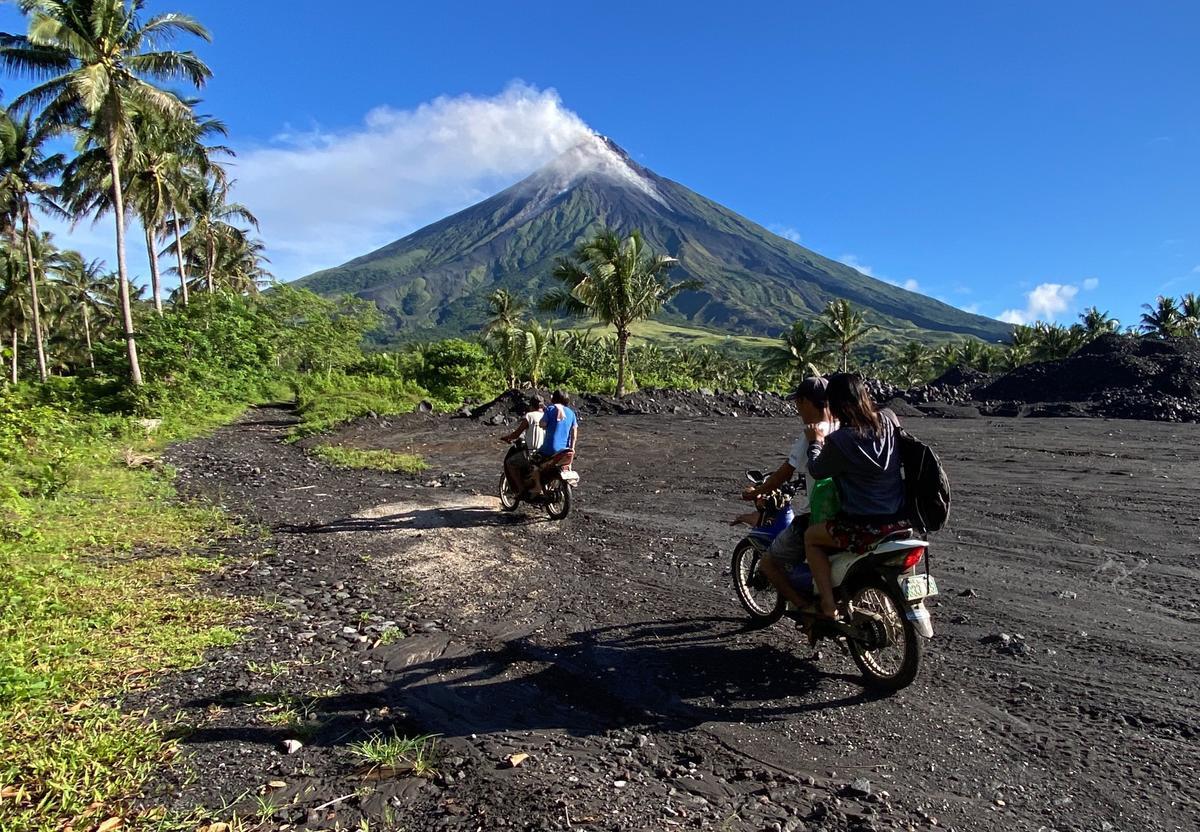 El volcán Mayón sigue activo en Filipinas