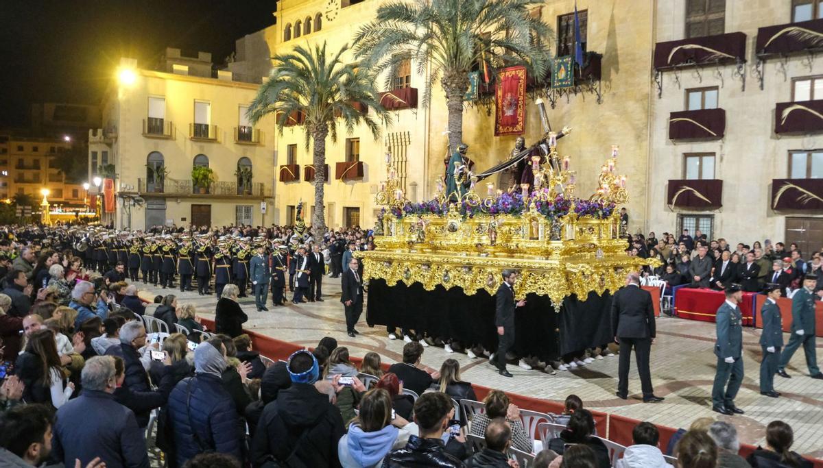 Nuestro Padre Jesús de la Caída en su primer trayecto de la noche por la Plaça de Baix. | ÁXEL ÁLVAREZ