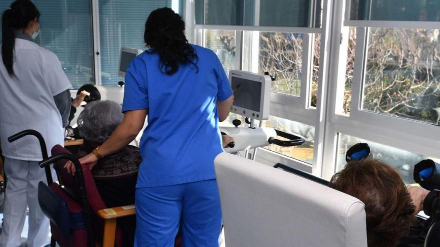 Trabajadores de la residencia La Milagrosa atienden a los usuarios. | // VÍCTOR ECHAVE
