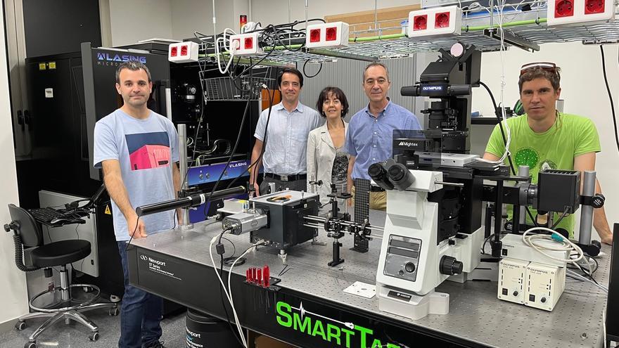 Investigadores de la UA logran imprimir materiales láser que cambian con el voltaje