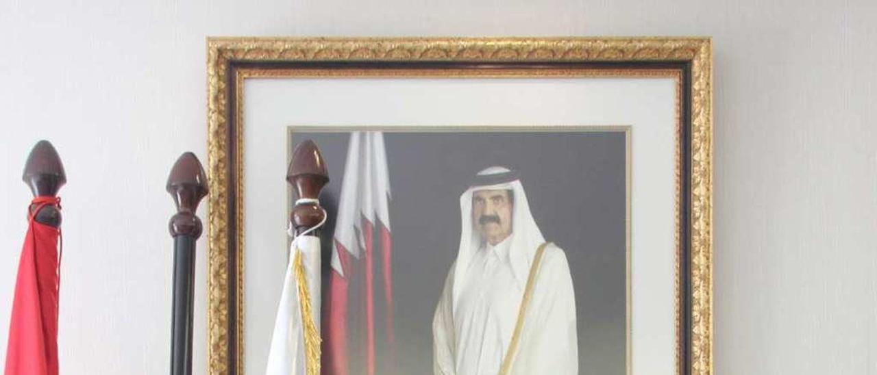 El embajador en España del país más rico del mundo posa ante el retrato del emir catarí.