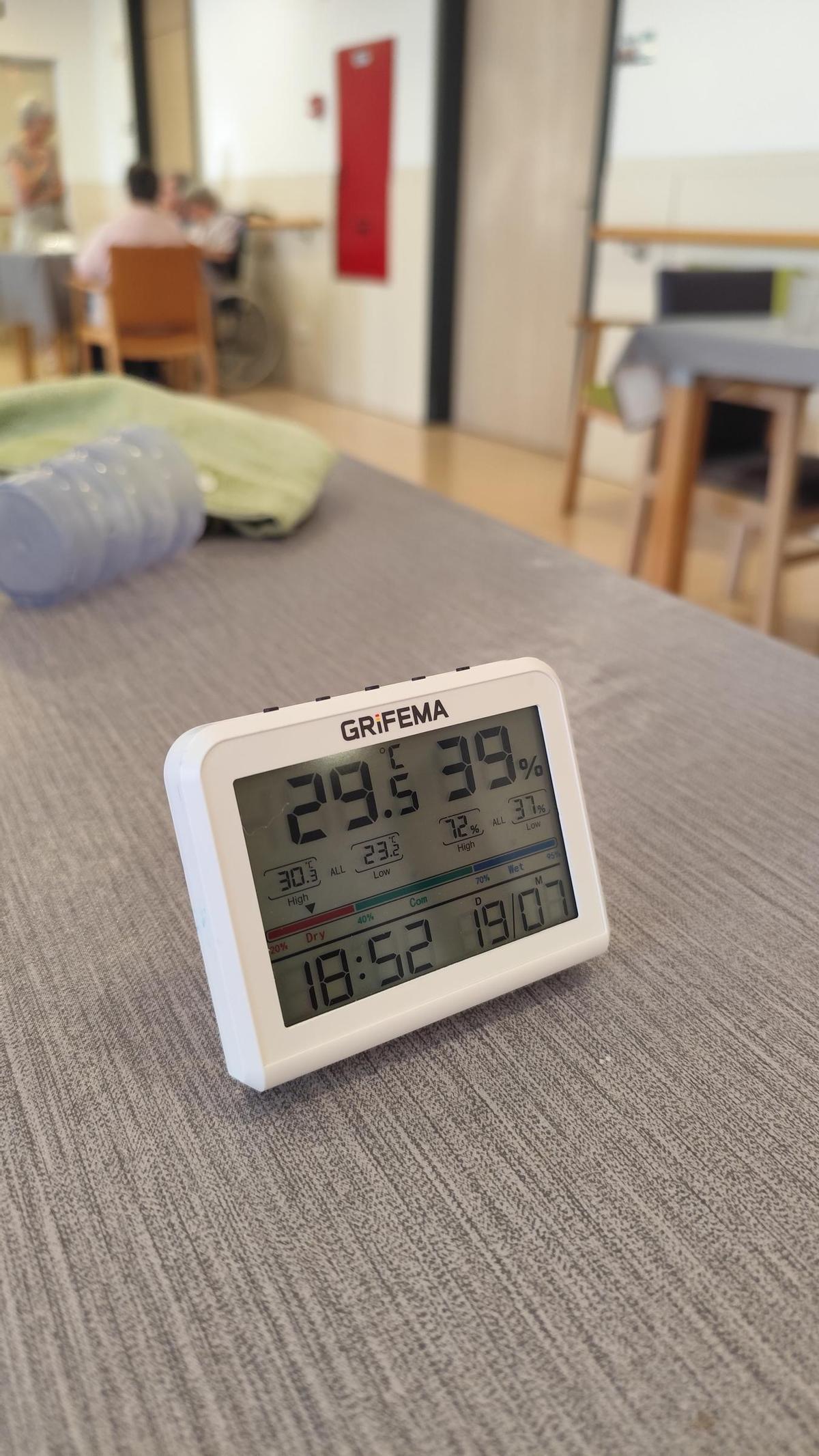 Un termòmetre instal·lat per un familiar d'un resident per comprovar la temperatura en un dels espais de la residènci
